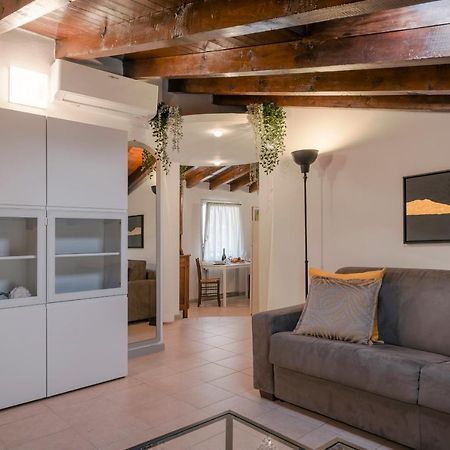 Lovely Mansard Iseo Portelle Holiday With Private Parking And Bike Storage Exteriör bild