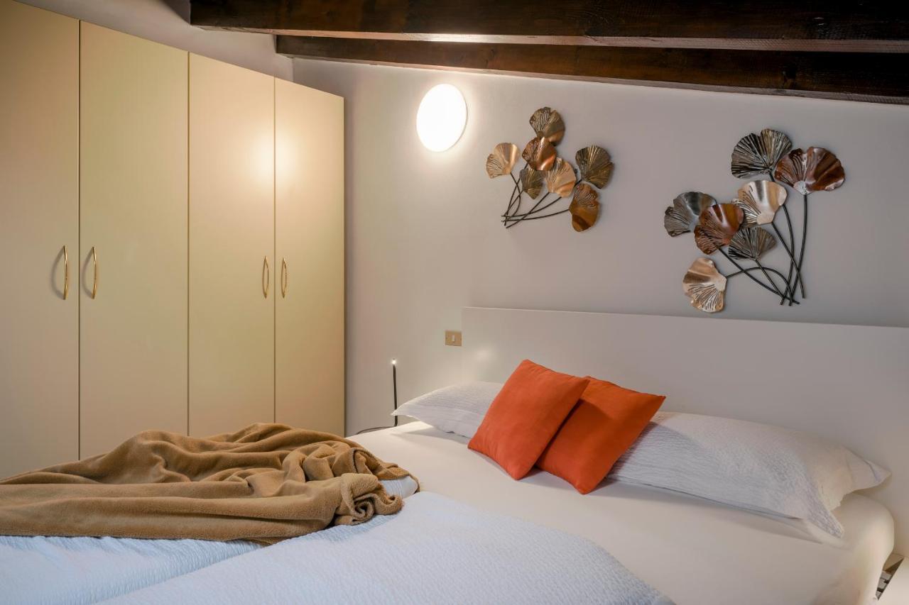 Lovely Mansard Iseo Portelle Holiday With Private Parking And Bike Storage Exteriör bild