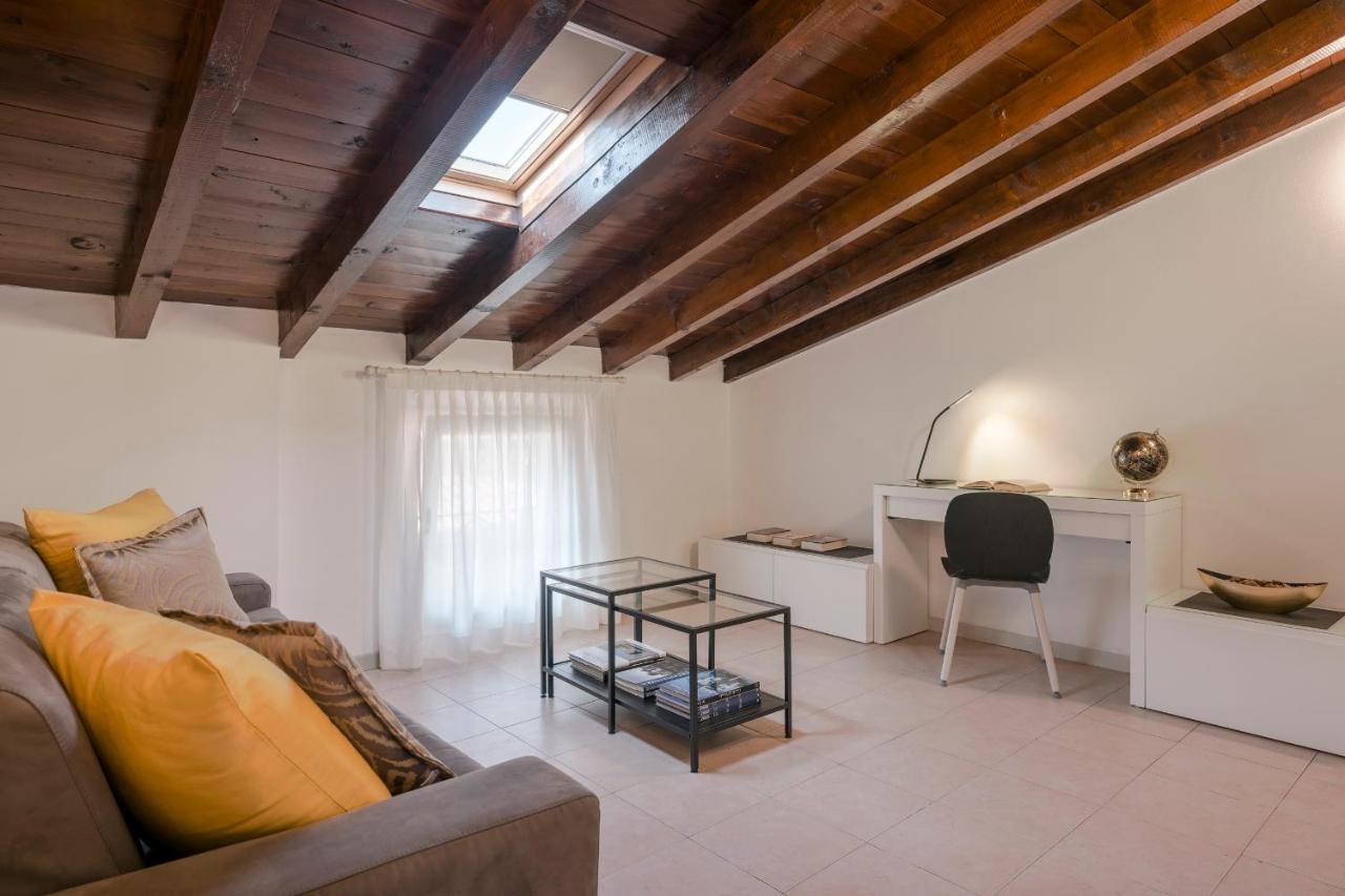 Lovely Mansard Iseo Portelle Holiday With Private Parking And Bike Storage Exteriör bild